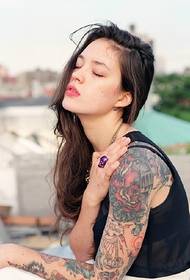 Трендовски модни девојки цветна тетоважа со рака