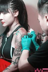 kecantikan keperibadian bunga lengan tattoo scene