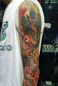 De bloemarm Phoenix tattoo-afbeelding van een man is knap