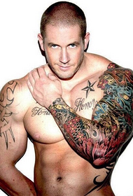 Mišićav zgodan momak s prekrasnom cvjetnom tetovažom na rukama
