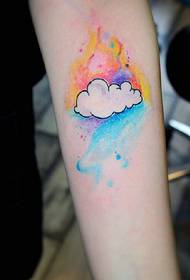 Kvinnors blommorarmens färgglada tatueringar i moln är särskilt bländande