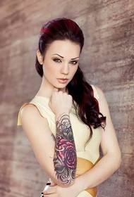 Модни узорак љепоте ружа тетоважа руку