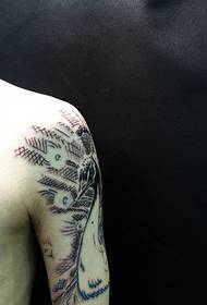 Nato per amare il bellissimo tatuaggio del tatuaggio del pavone del braccio del fiore