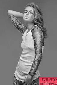 bras de fleur créatif femme noir gris travaux de tatouage