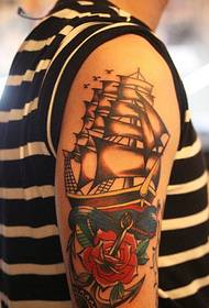 Tattoo-patroan fan blommenarm kombineare blommen en seilen
