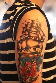 Maluwa mkono tattoo kuphatikiza maluwa ndi sail