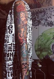 Modello di tatuaggio tradizionale con braccio a fiore combinato con fiore e prajna