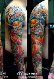 у боји Тангсхи цветне тетоваже на руци дијели музеј тетоважа