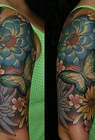 Foto de tatuatge de braç de flor de mitja màniga femenina