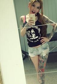 L'artista di tatuaggi sexy di bellezza malese 88337-bellezza semi-nuda interpreta la definizione di sesso