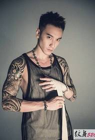 Ван Янмін красивий татуювання на квітковій руці