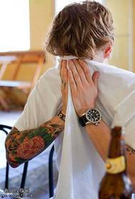Patró de tatuatge blanc de braç de flor