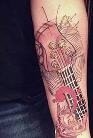 Giovane che adora la musica, modello di tatuaggio di chitarra braccio di fiori