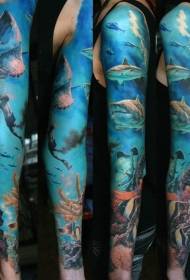 Вооружи красивую акулу и дайвера в океане татуировкой