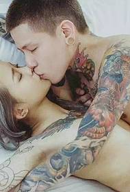 Photos de tatouage de bras de fleur de couple de hipster chaud chaud