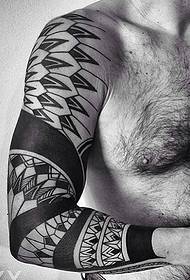 いくつかの横暴な男性の花の腕のタトゥーのデザイン
