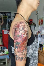 Vékony fiú személyisége virágkar tintahal tetoválás