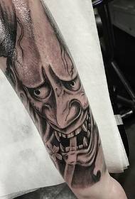 The flower arm is black and gray, and the tattoo pattern is very handsome.