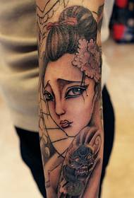 Lore beso besarkatu eder eta iraunkorra geisha tatuaje eredua