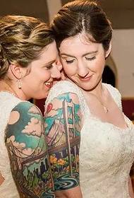 姉妹の花と彼女のための腕のタトゥー画像