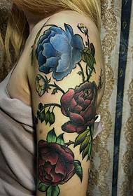 Hipsterflickas tatuering med blommarmsblomma är mycket stjälande