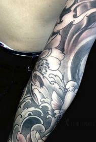 Imagine de tatuaj cu braț de flori alb-negru
