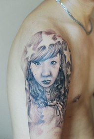 Vajzë bukuroshe me tatuazhe