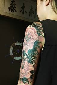 Malipayon nga matahum nga bulak sa bukton peony bulak nga litrato sa tattoo