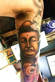 Ko te ringa puawai puawai, he tino rangatiratanga te tauira tattoo o Buddha