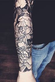 Дуже стильна і ідеальна татуювання на квітковій руці
