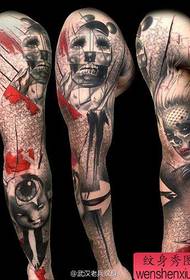 eng Grupp vun europäeschen an amerikaneschen DoudekappFlower Arm Tattooen