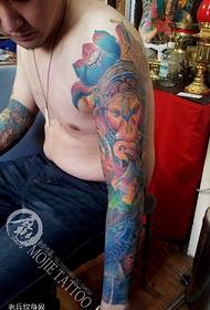 Tembo mwari carp lotus ruva ruoko ruoko tattoo