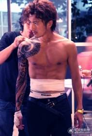 Nicholas Tse miady amin'ny ady amin'ny felana voninkazo miady amin'ny ady