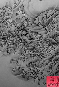 Recomendación dominante de patrón de manuscrito de tatuaje de medio dragón clásico