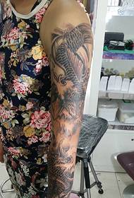 Klassinen vanha perinteinen kukkavarsi paha lohikäärme tatuointikuvio