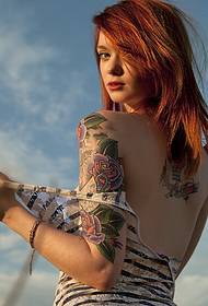 Modello tatuaggio braccio di bellezza rosa