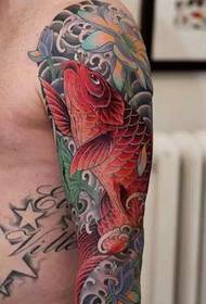 Tatuaje de calamar vermello brazo de flores moda atractivo
