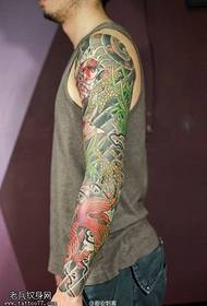 Салата за тетоважи препорачува шарена традиционална тетоважа со цветни рака