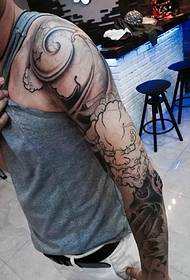 Il modello del tatuaggio del totem del braccio del fiore rende le persone impressionanti
