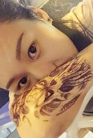 Personality girl beautiful flower arm tattoo pattern