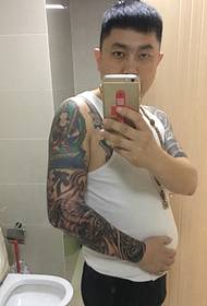 Cinta pola tato totem lengan pria narsisistik