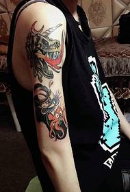 Жизнена татуировка на татуировка с тотемно рамо с цветя