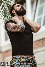 Patró de tatuatge en braç de flors masculí d'estil europeu i americà