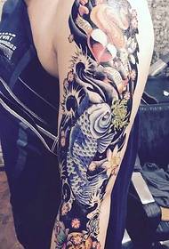 Gėlių rankos kalmarų tatuiruotės modelis su savita asmenybe