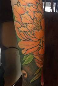 Vyriškos gėlių rankos tatuiruotės tatuiruotė yra gana patraukli