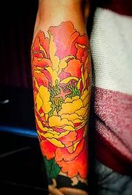 Gambar tatu lengan bunga yang menakjubkan cukup menarik