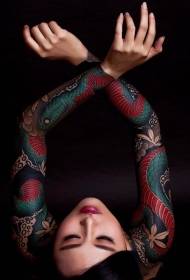 Grožio rankos, gėlių rankos, gyvatė, nutapytas tatuiruotės raštas