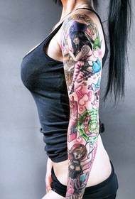 Seksi crtana figura cvjetne tetovaže
