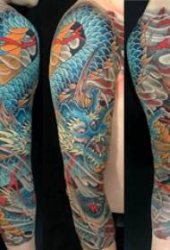 Tatuaje de dragón dourado de Nine Claw Imaxe do tatuaje de dragón de nove grapas de ouro ilustrado por brazos de flores masculinas
