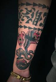 Totem patrúin tattoo éagsúla lámh bláth